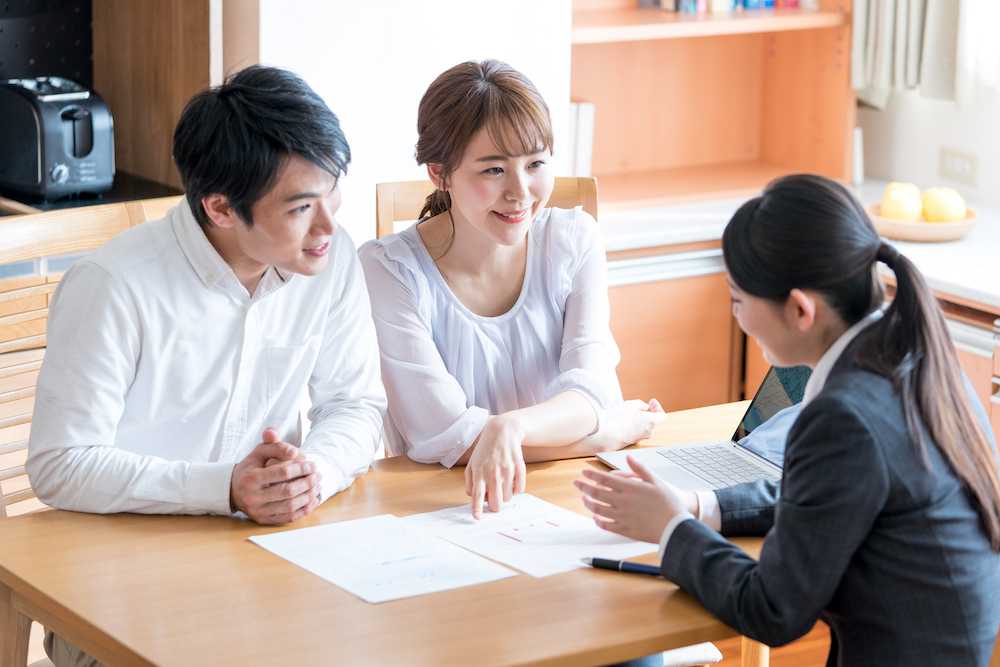 建築家と夫婦が会話している写真